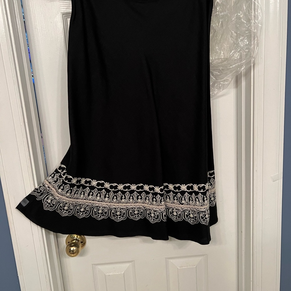 Just right at Knee size 10 skirt. Linen with Embroidery